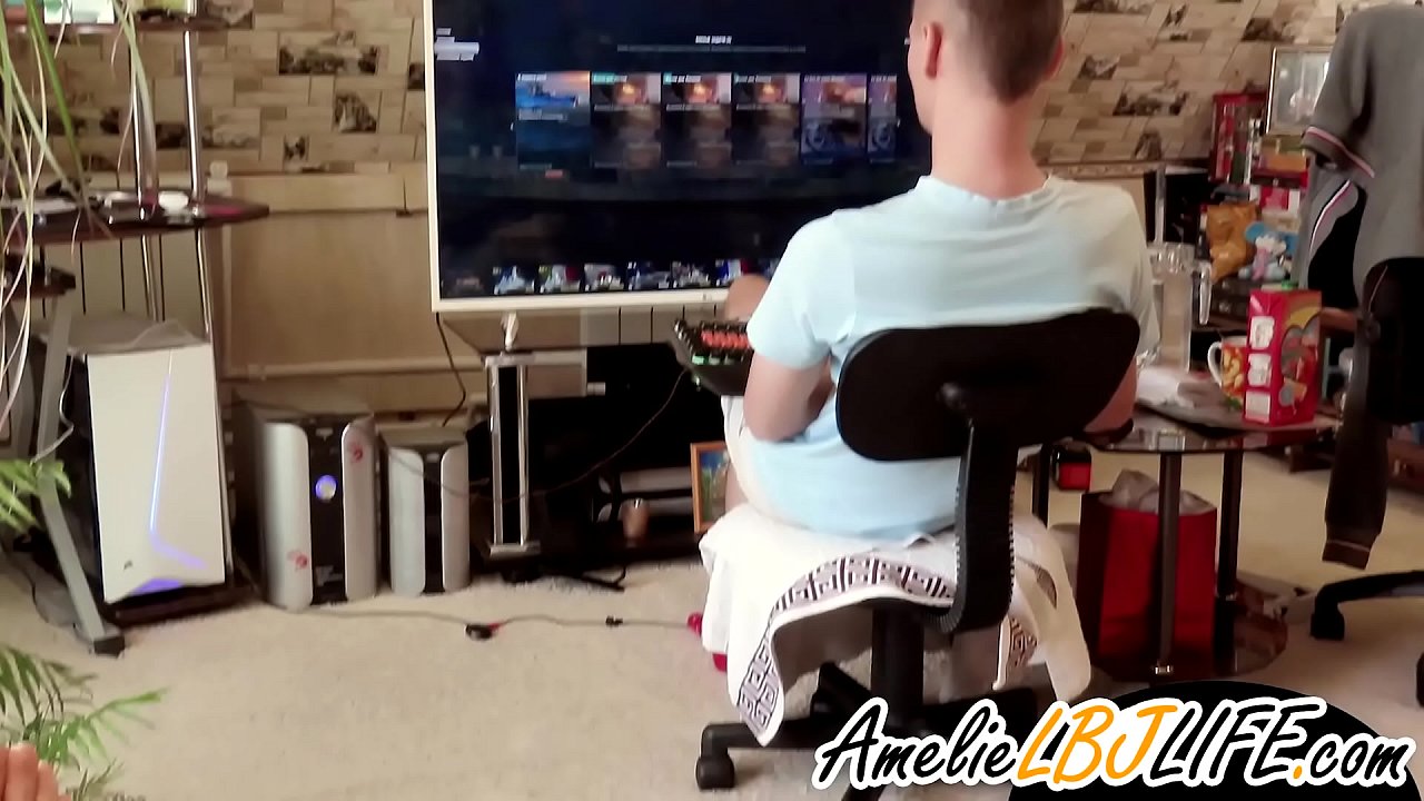 Дзяўчына мастурбуе сэкс-цацкай для хлопца, каб гуляць у кампутарныя гульні