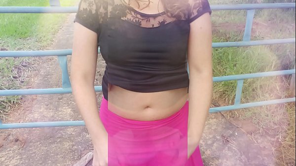 Гуляючы на ​​ферме, сапраўдная хатняя жонка, сука-сука і яе муж-раганосец у дзікай прыродзе