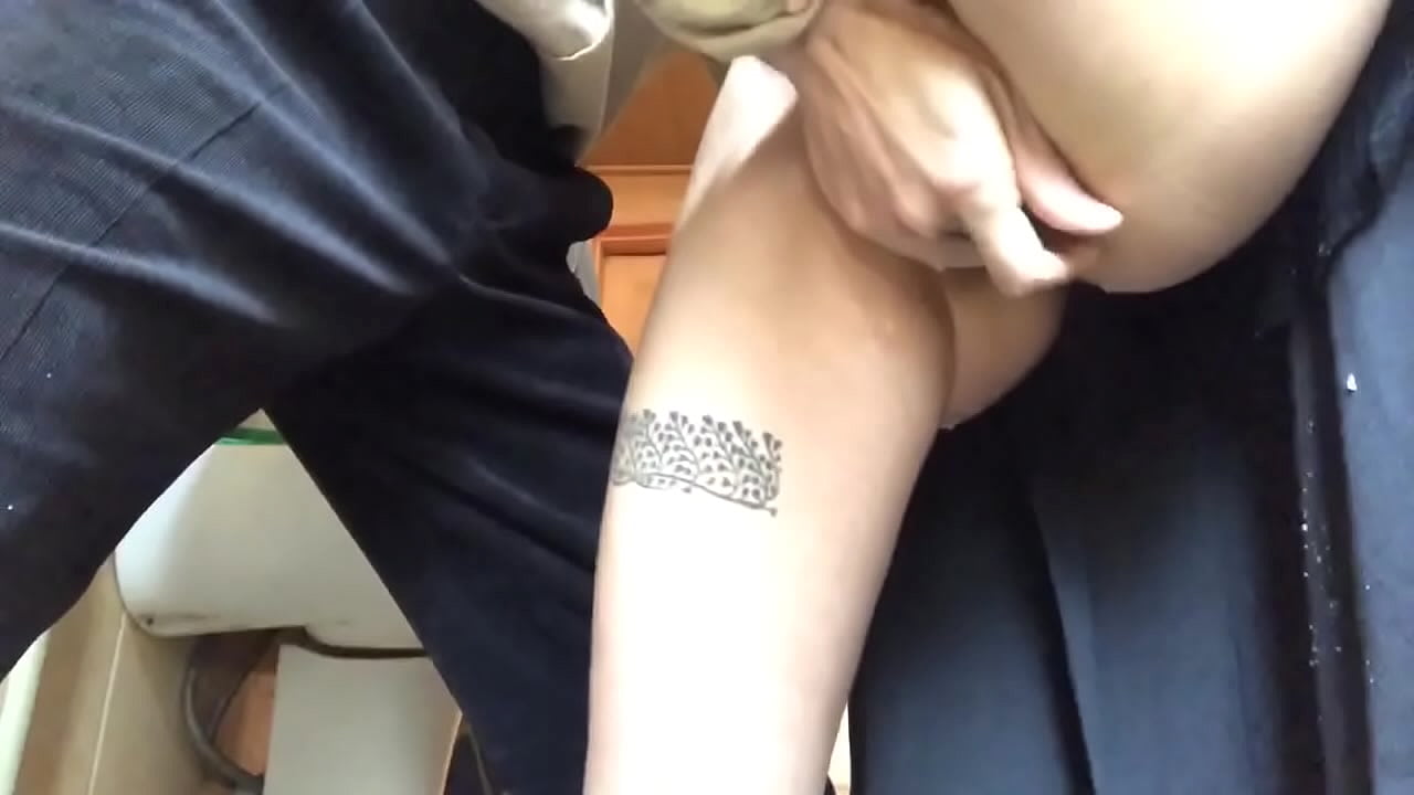 Сквирт ў школьнай ваннай, сапраўдны пенны аргазм - мой настаўнік зрабіў усё магчымае