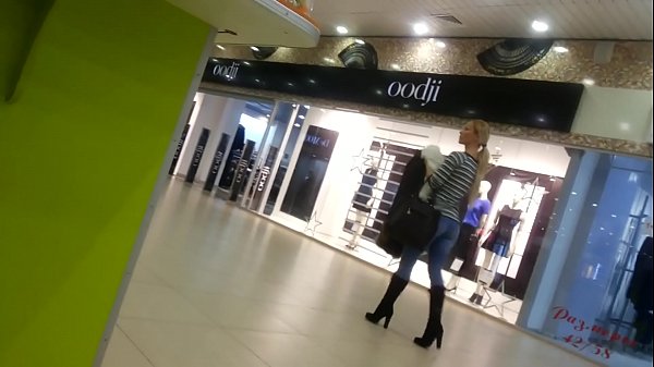 Крутая кураня ў супермаркеце.